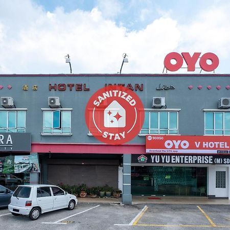 Oyo 90050 V Hotel Телук Интан Екстериор снимка