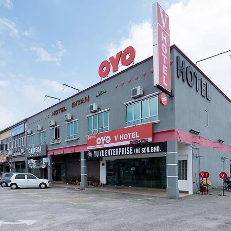 Oyo 90050 V Hotel Телук Интан Екстериор снимка