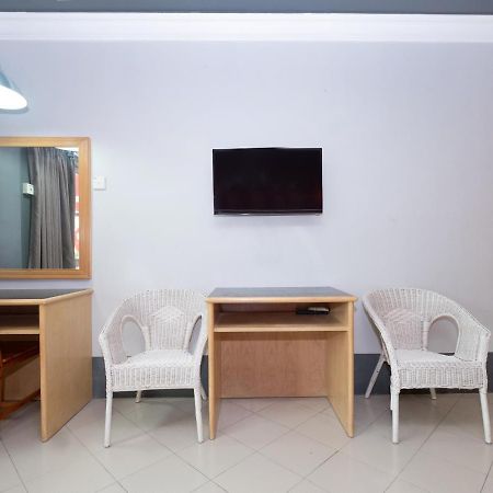 Oyo 90050 V Hotel Телук Интан Екстериор снимка