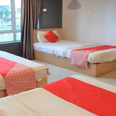 Oyo 90050 V Hotel Телук Интан Екстериор снимка