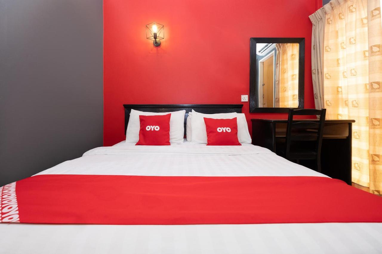 Oyo 90050 V Hotel Телук Интан Екстериор снимка