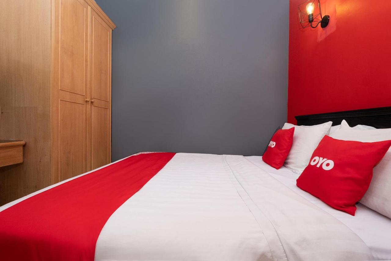 Oyo 90050 V Hotel Телук Интан Екстериор снимка