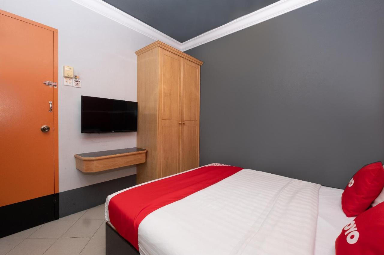 Oyo 90050 V Hotel Телук Интан Екстериор снимка