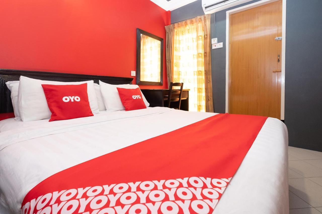 Oyo 90050 V Hotel Телук Интан Екстериор снимка