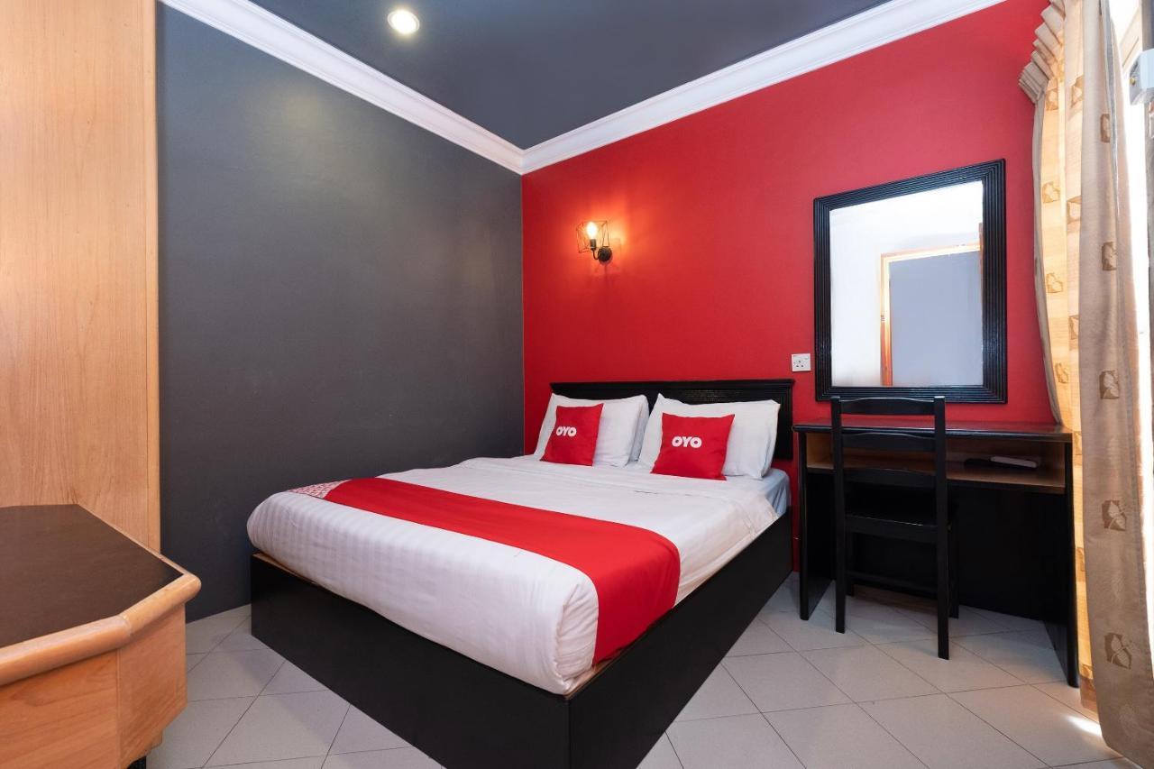 Oyo 90050 V Hotel Телук Интан Екстериор снимка