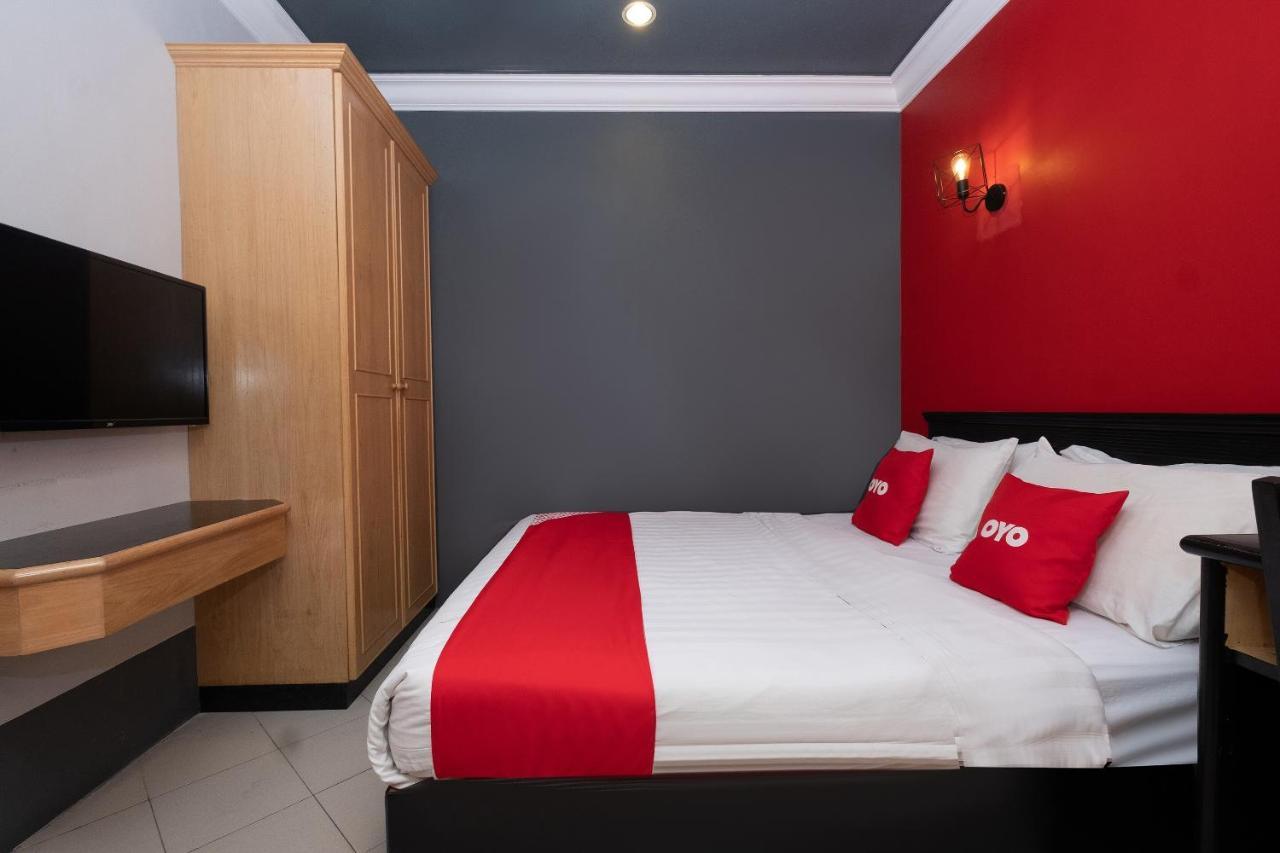Oyo 90050 V Hotel Телук Интан Екстериор снимка