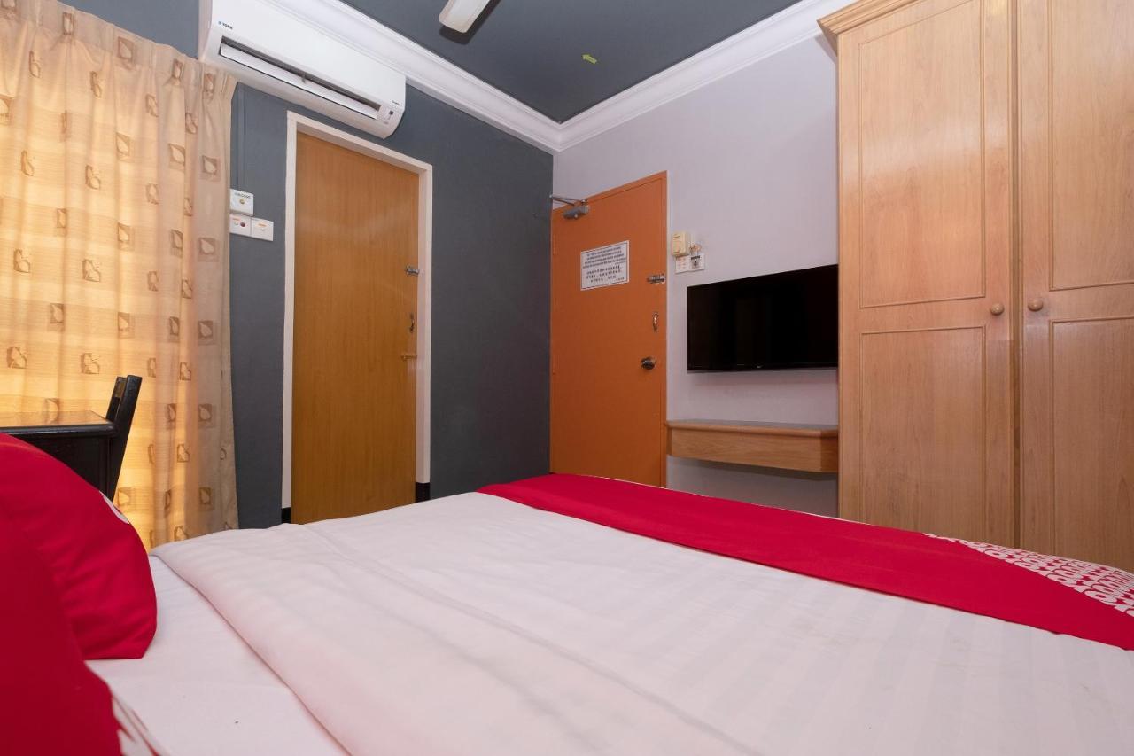 Oyo 90050 V Hotel Телук Интан Екстериор снимка