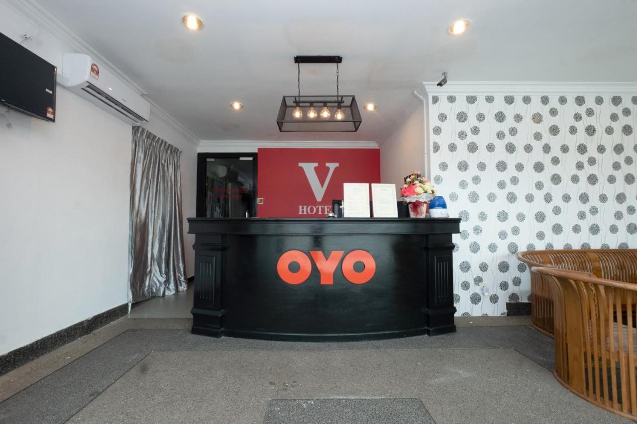 Oyo 90050 V Hotel Телук Интан Екстериор снимка