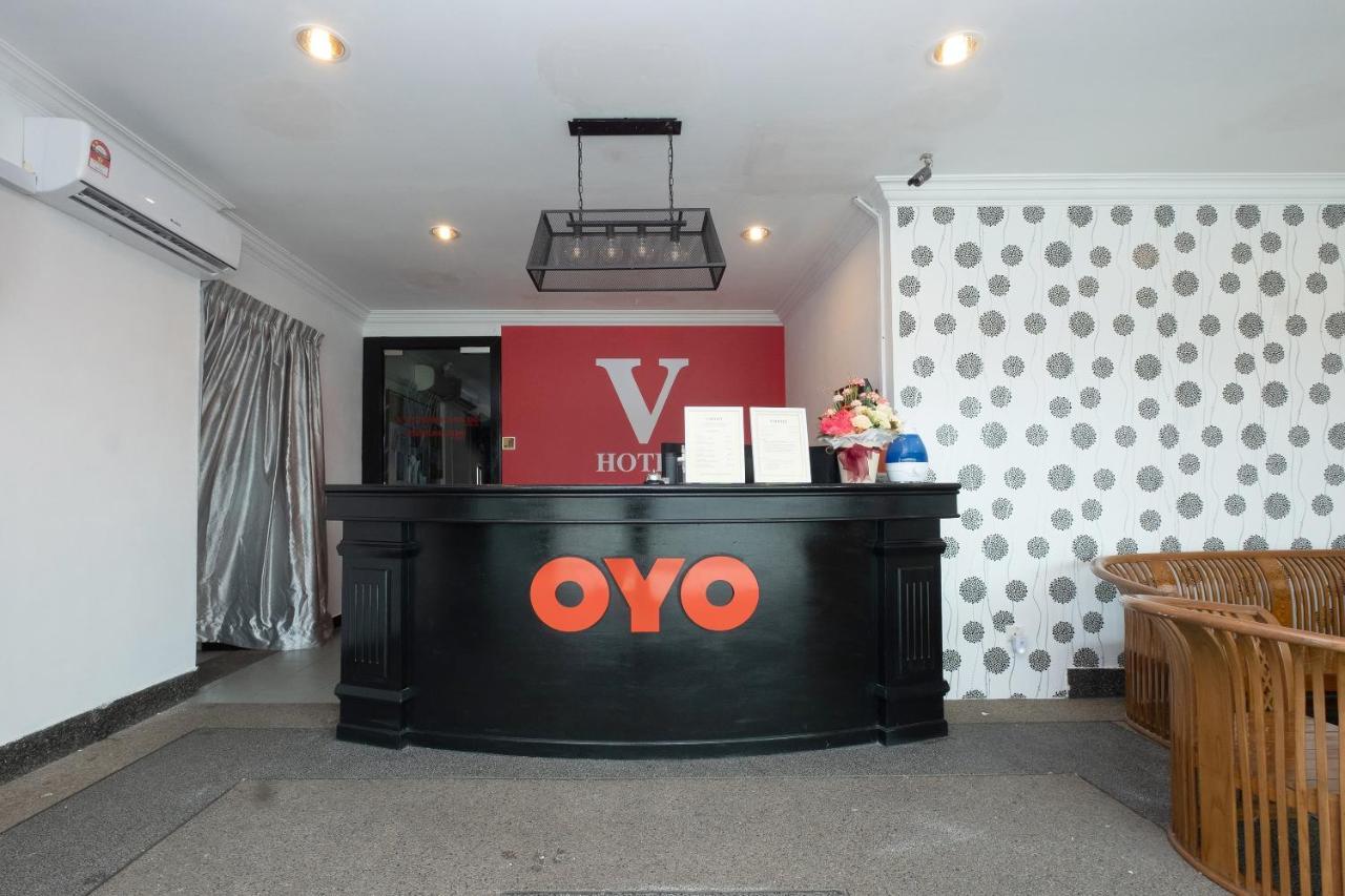 Oyo 90050 V Hotel Телук Интан Екстериор снимка