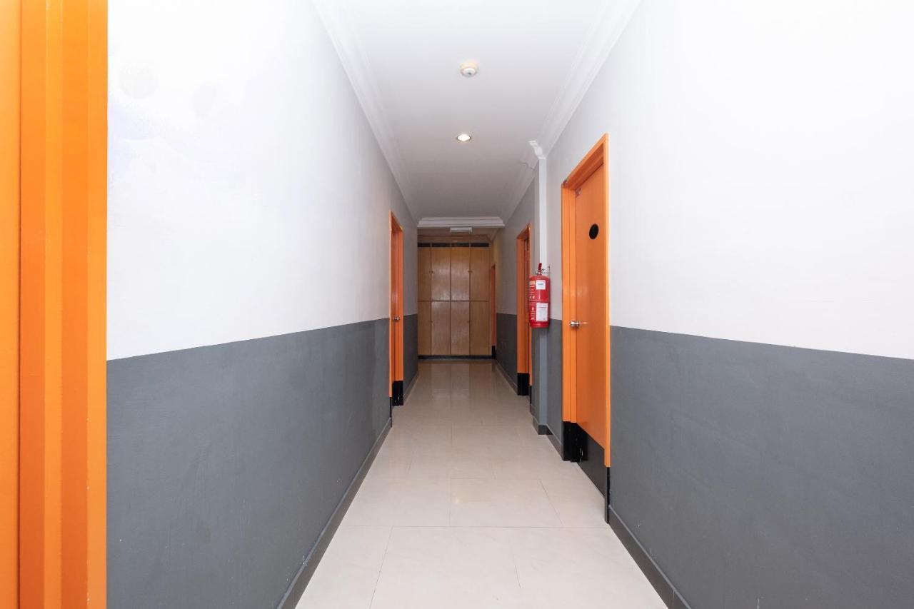 Oyo 90050 V Hotel Телук Интан Екстериор снимка