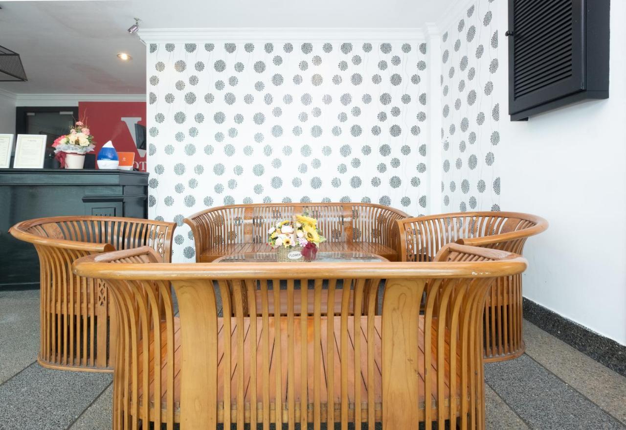 Oyo 90050 V Hotel Телук Интан Екстериор снимка