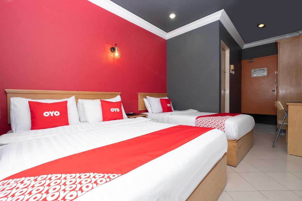Oyo 90050 V Hotel Телук Интан Екстериор снимка