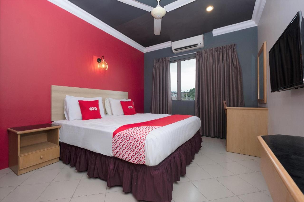 Oyo 90050 V Hotel Телук Интан Екстериор снимка