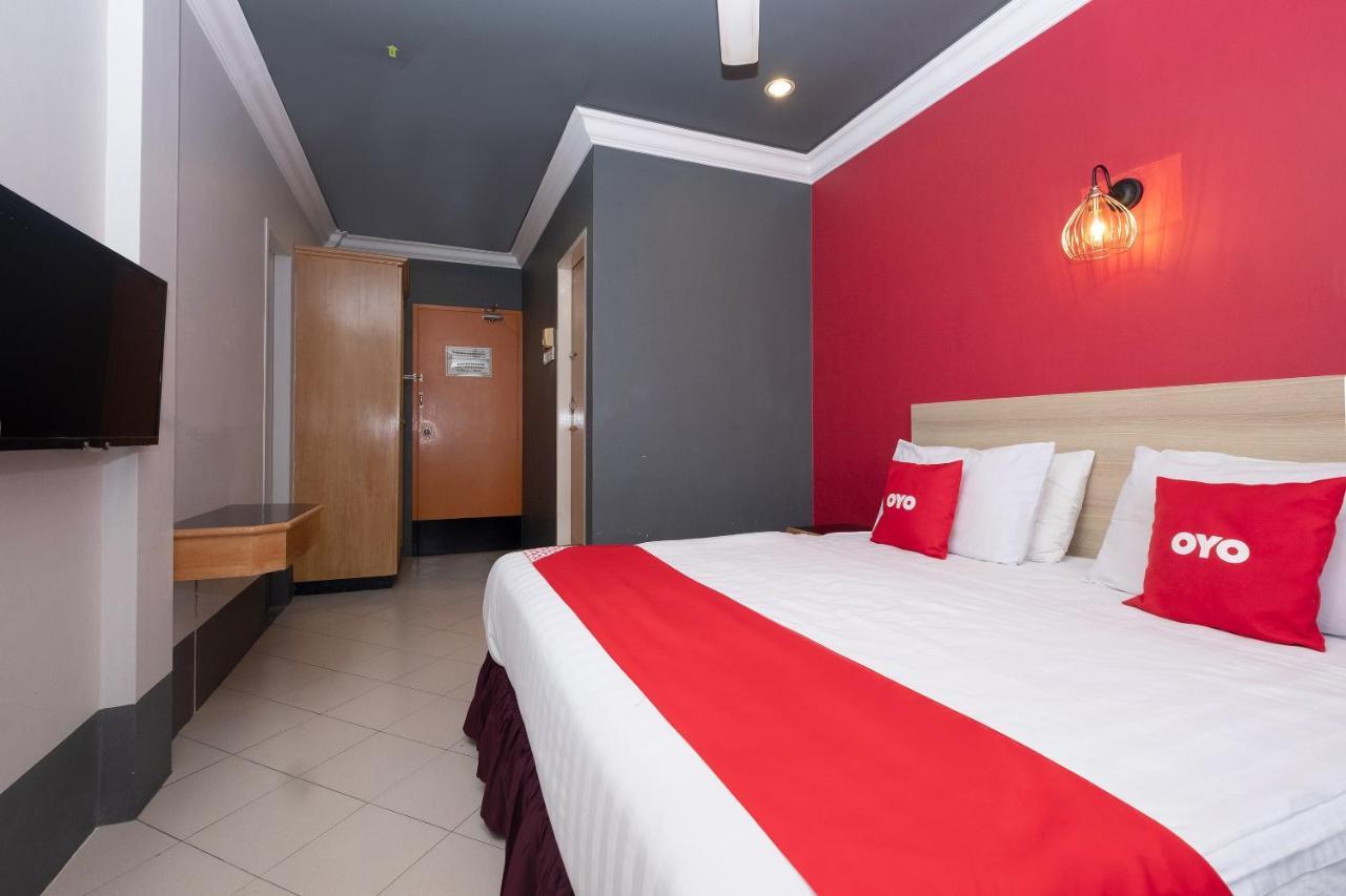 Oyo 90050 V Hotel Телук Интан Екстериор снимка