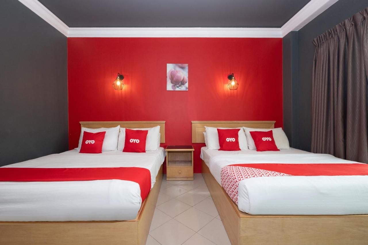 Oyo 90050 V Hotel Телук Интан Екстериор снимка