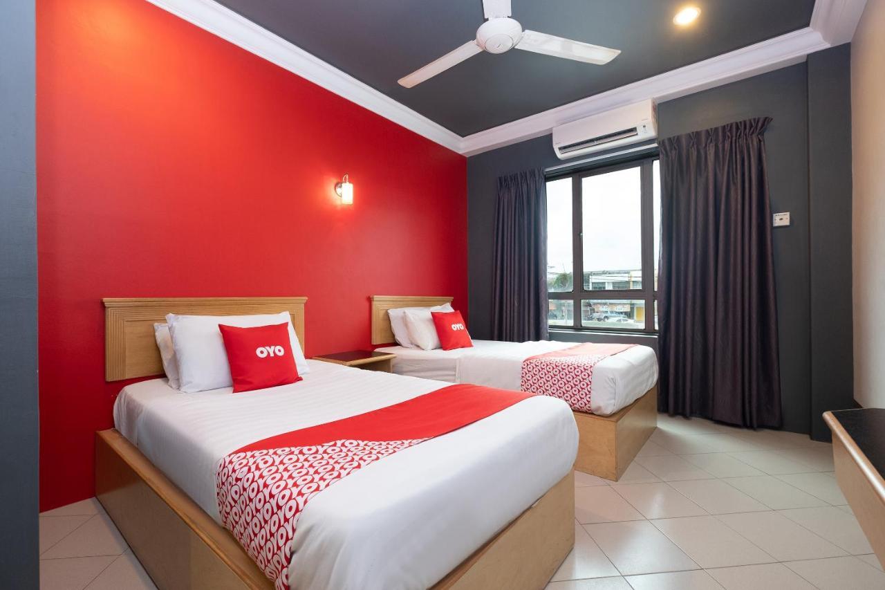 Oyo 90050 V Hotel Телук Интан Екстериор снимка