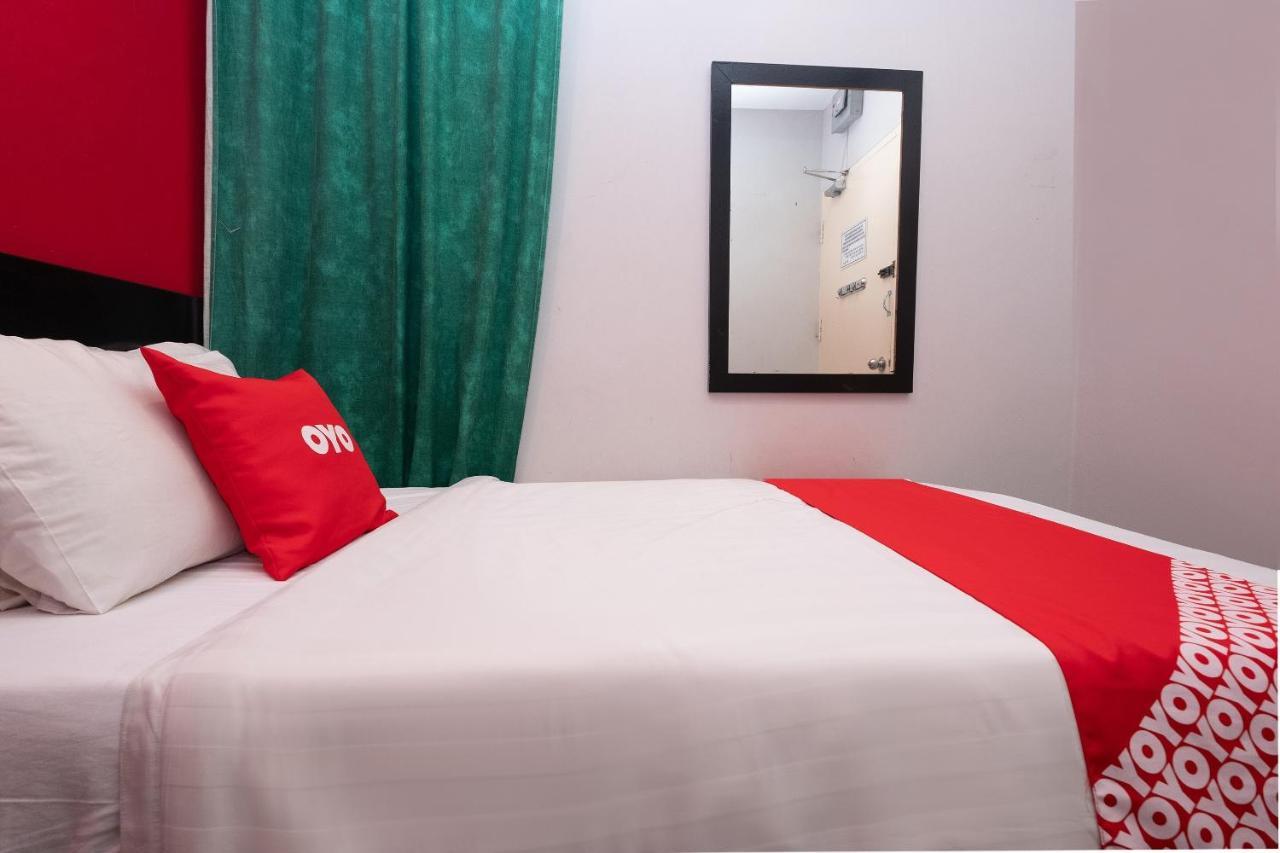 Oyo 90050 V Hotel Телук Интан Екстериор снимка