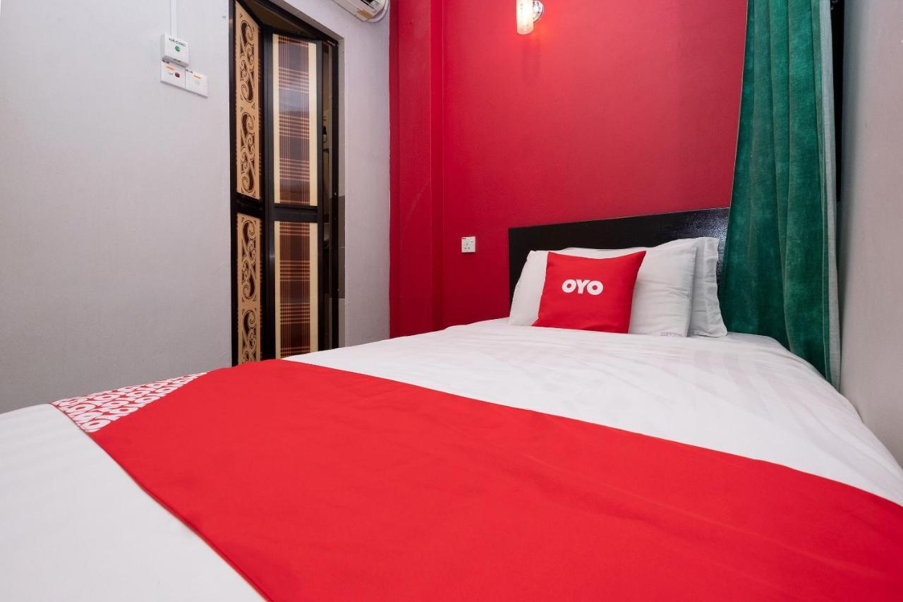 Oyo 90050 V Hotel Телук Интан Екстериор снимка