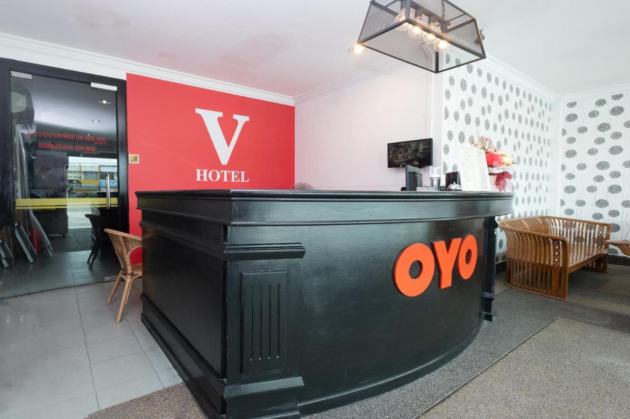 Oyo 90050 V Hotel Телук Интан Екстериор снимка