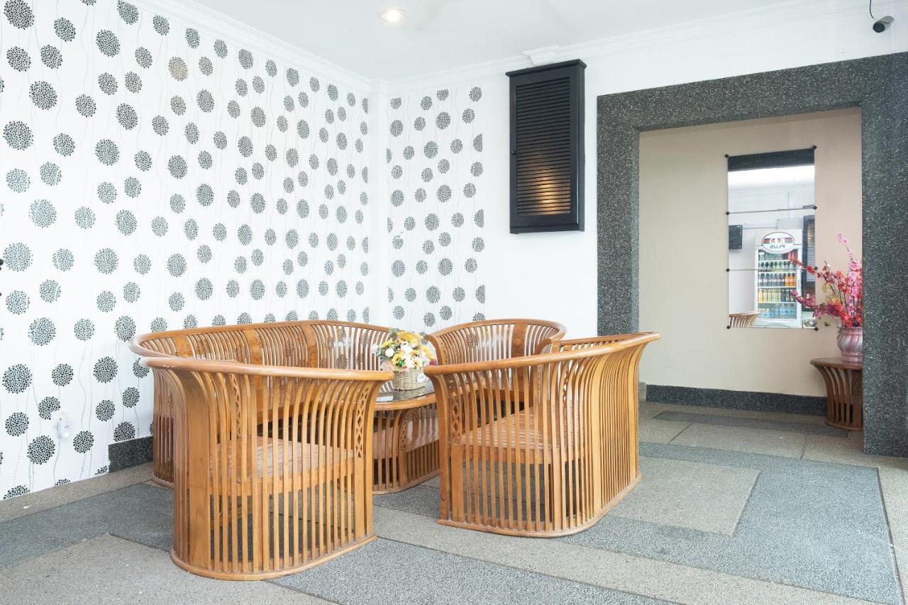 Oyo 90050 V Hotel Телук Интан Екстериор снимка