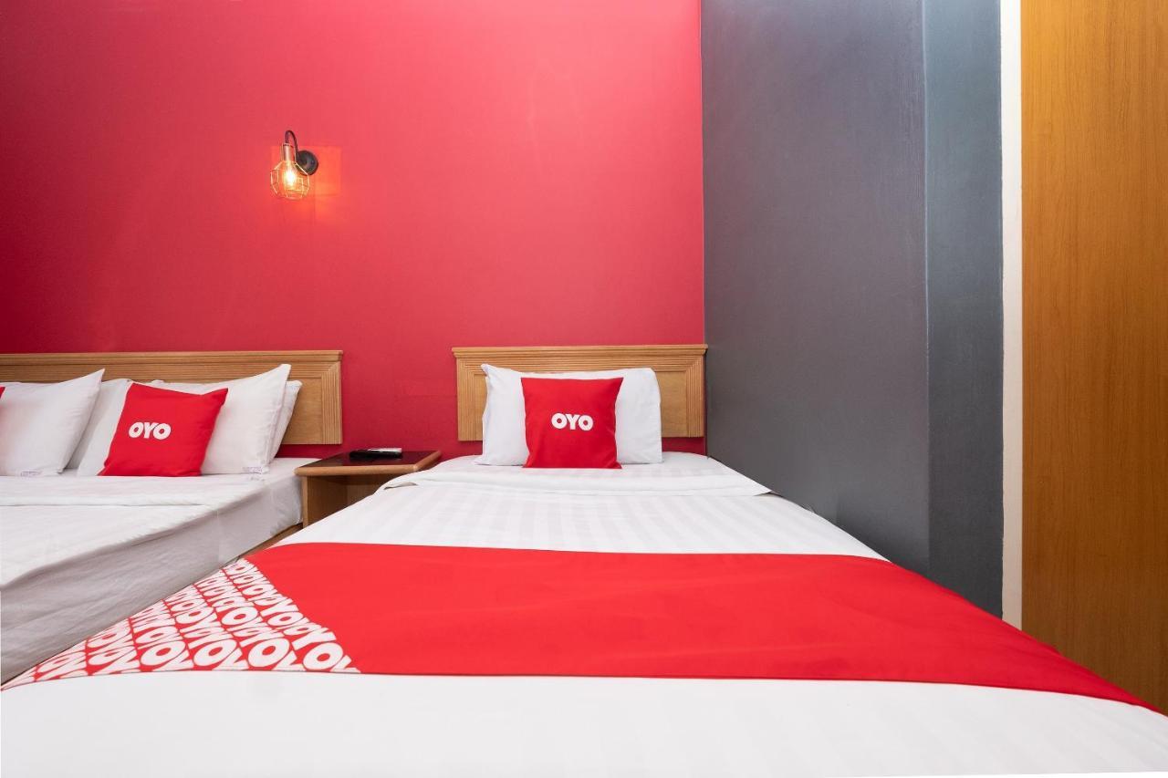 Oyo 90050 V Hotel Телук Интан Екстериор снимка