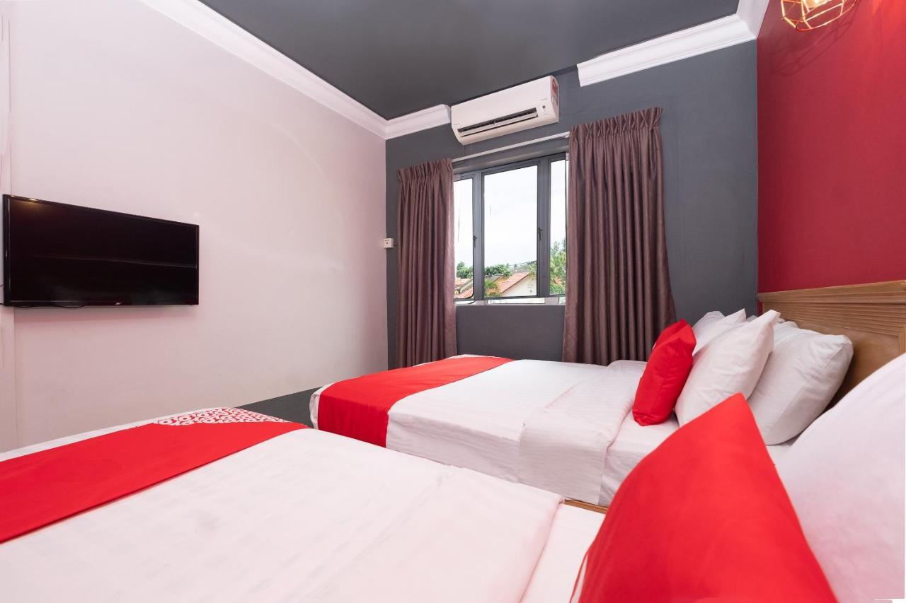 Oyo 90050 V Hotel Телук Интан Екстериор снимка