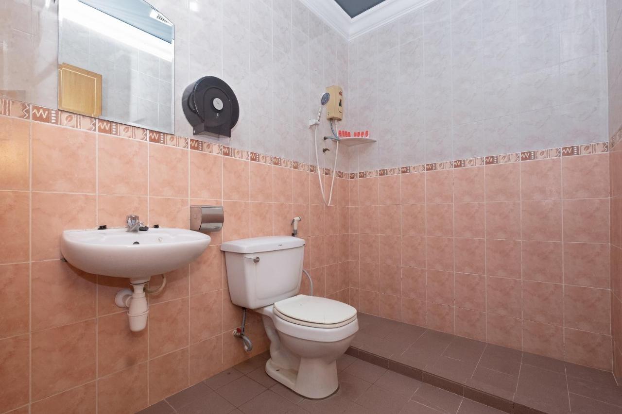 Oyo 90050 V Hotel Телук Интан Екстериор снимка