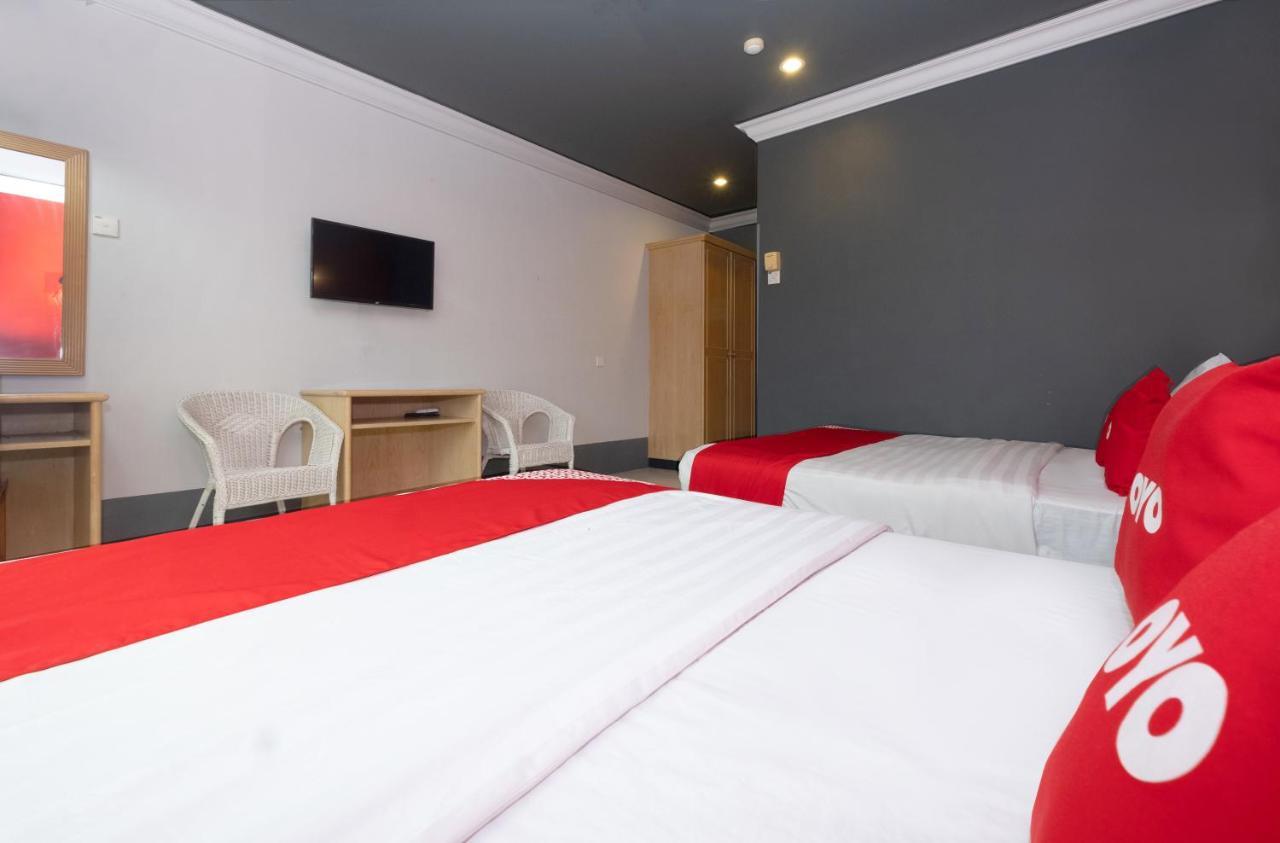 Oyo 90050 V Hotel Телук Интан Екстериор снимка