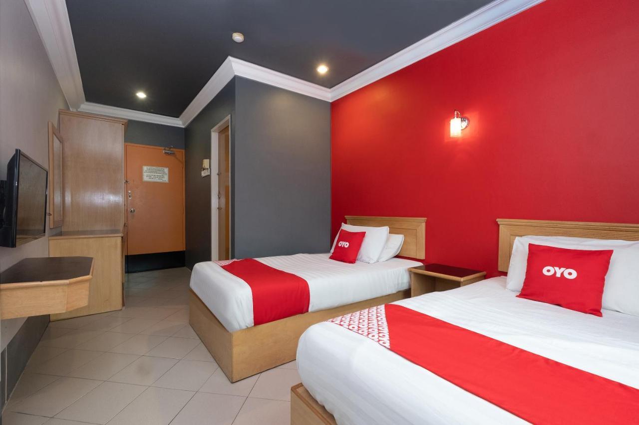 Oyo 90050 V Hotel Телук Интан Екстериор снимка
