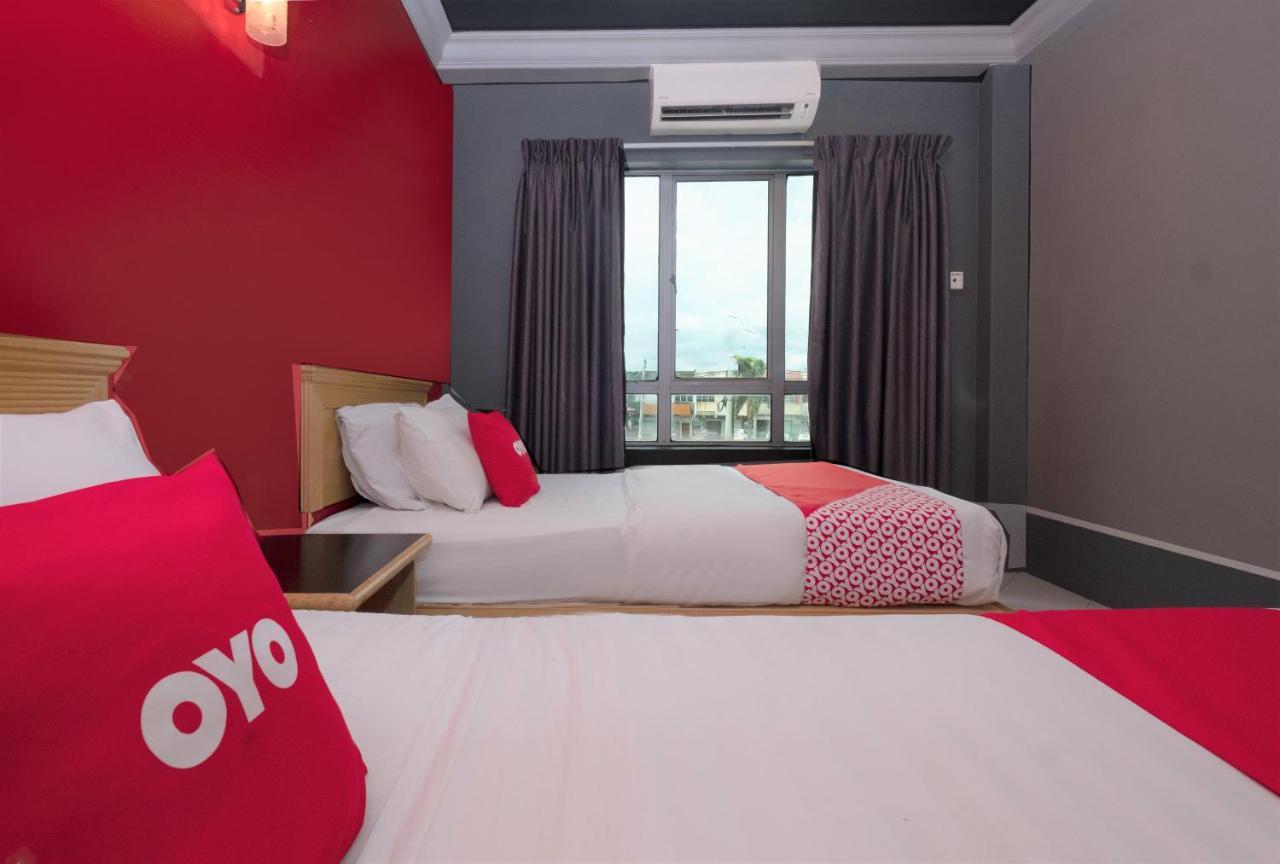 Oyo 90050 V Hotel Телук Интан Екстериор снимка