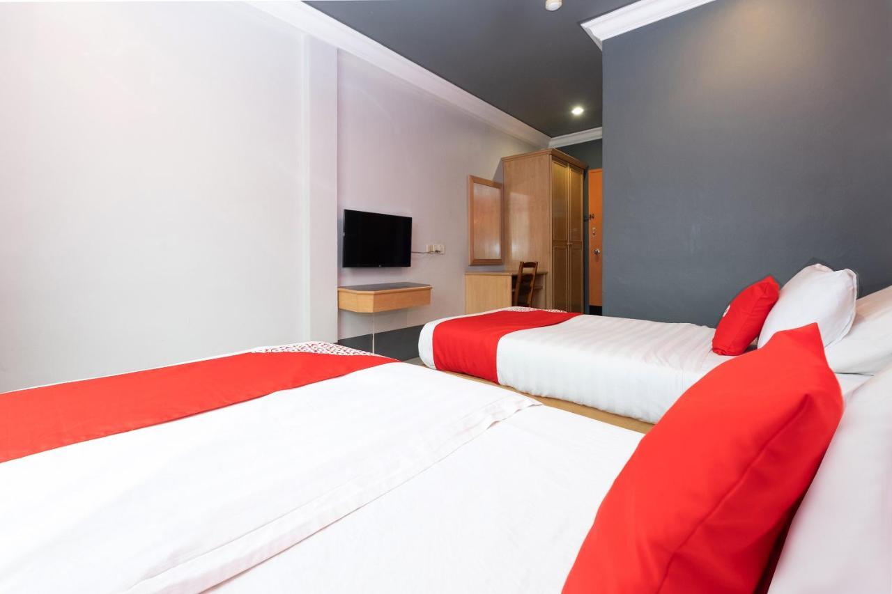 Oyo 90050 V Hotel Телук Интан Екстериор снимка