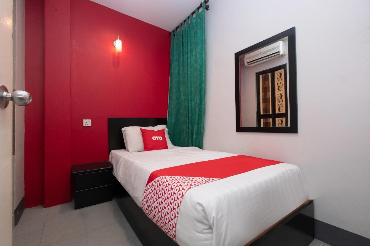 Oyo 90050 V Hotel Телук Интан Екстериор снимка