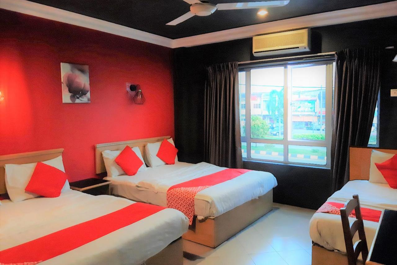Oyo 90050 V Hotel Телук Интан Екстериор снимка