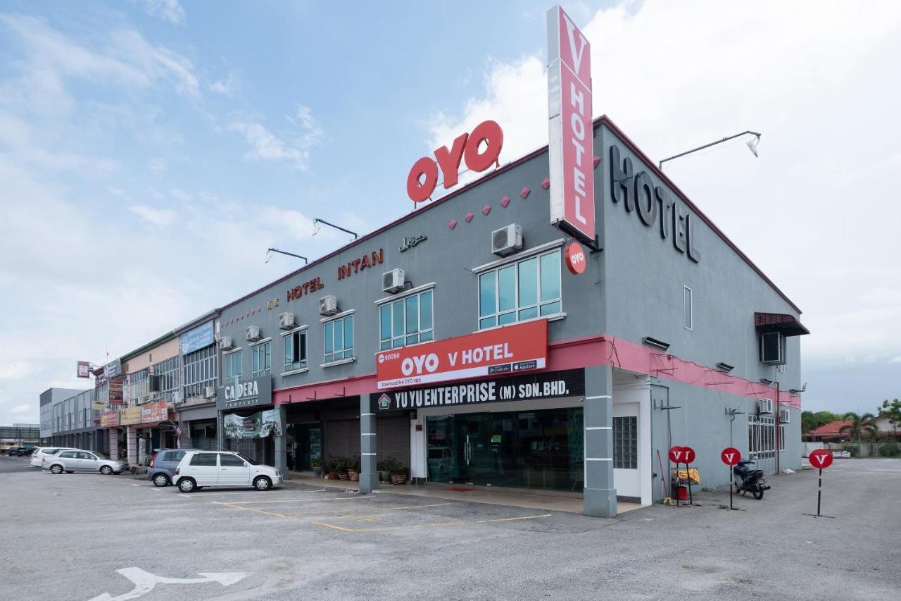 Oyo 90050 V Hotel Телук Интан Екстериор снимка