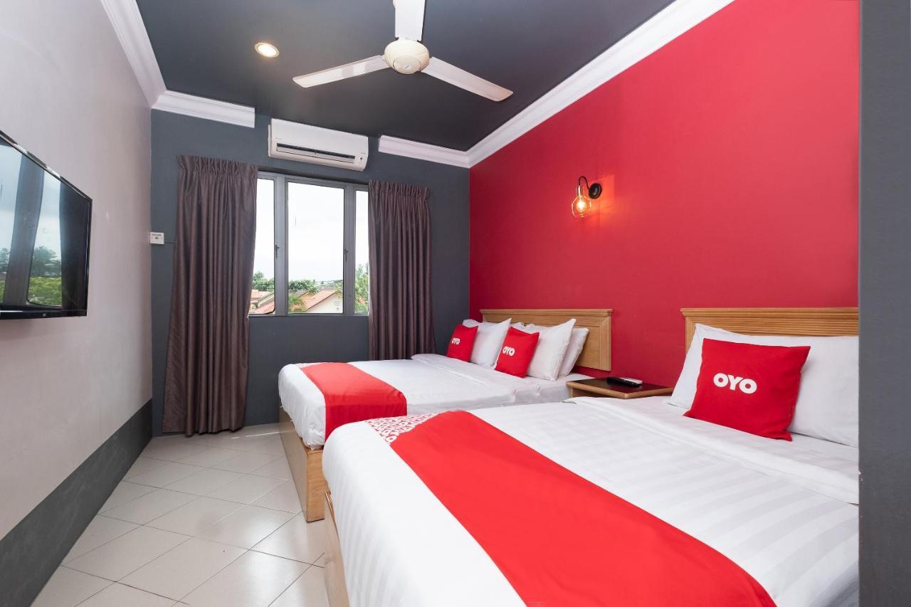 Oyo 90050 V Hotel Телук Интан Екстериор снимка