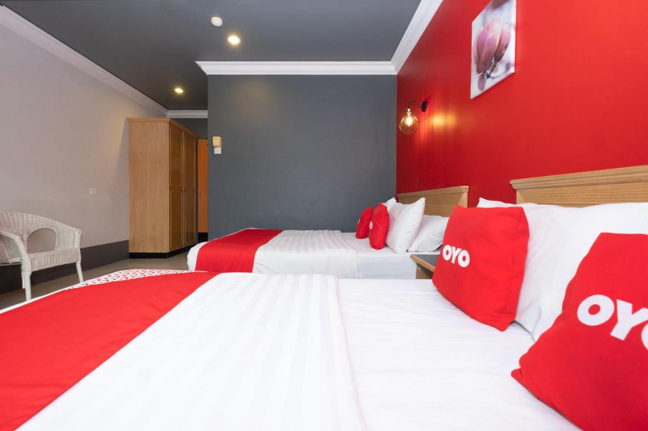 Oyo 90050 V Hotel Телук Интан Екстериор снимка