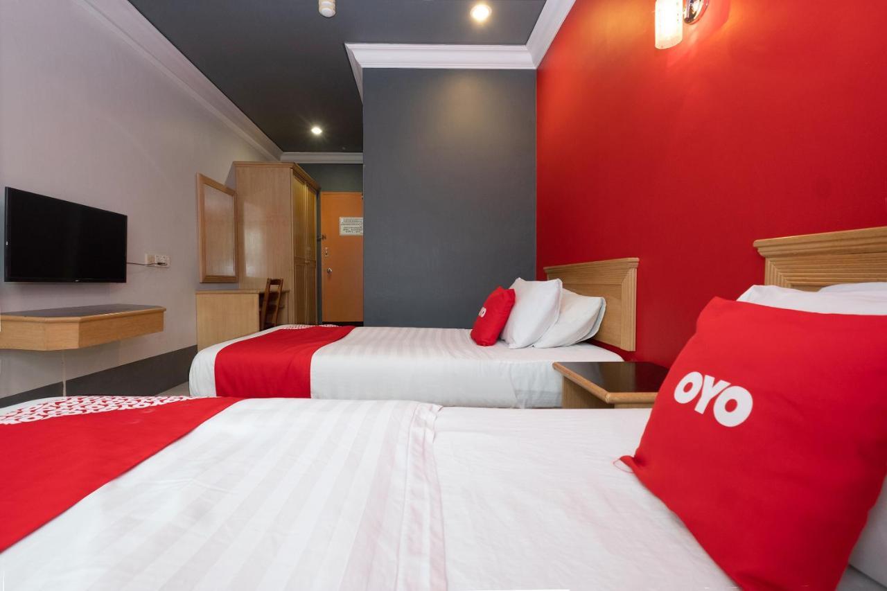Oyo 90050 V Hotel Телук Интан Екстериор снимка