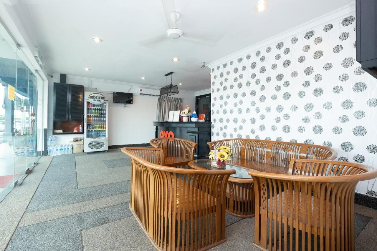 Oyo 90050 V Hotel Телук Интан Екстериор снимка