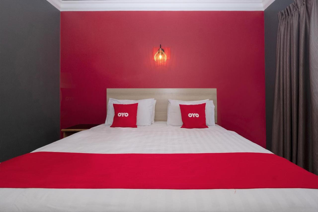 Oyo 90050 V Hotel Телук Интан Екстериор снимка