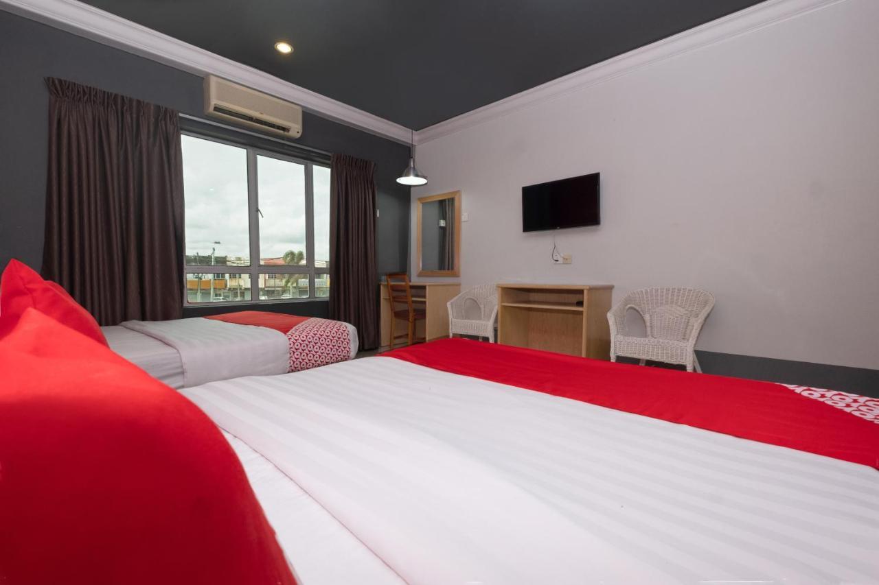 Oyo 90050 V Hotel Телук Интан Екстериор снимка