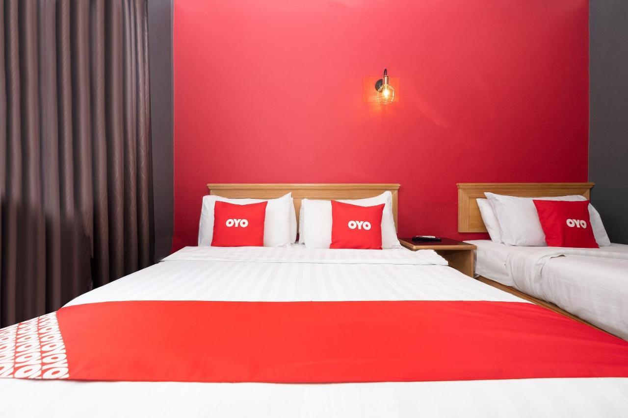 Oyo 90050 V Hotel Телук Интан Екстериор снимка