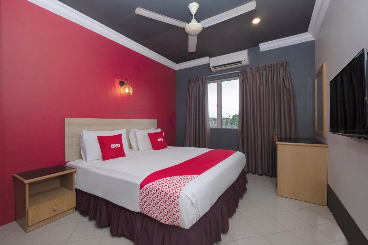 Oyo 90050 V Hotel Телук Интан Екстериор снимка