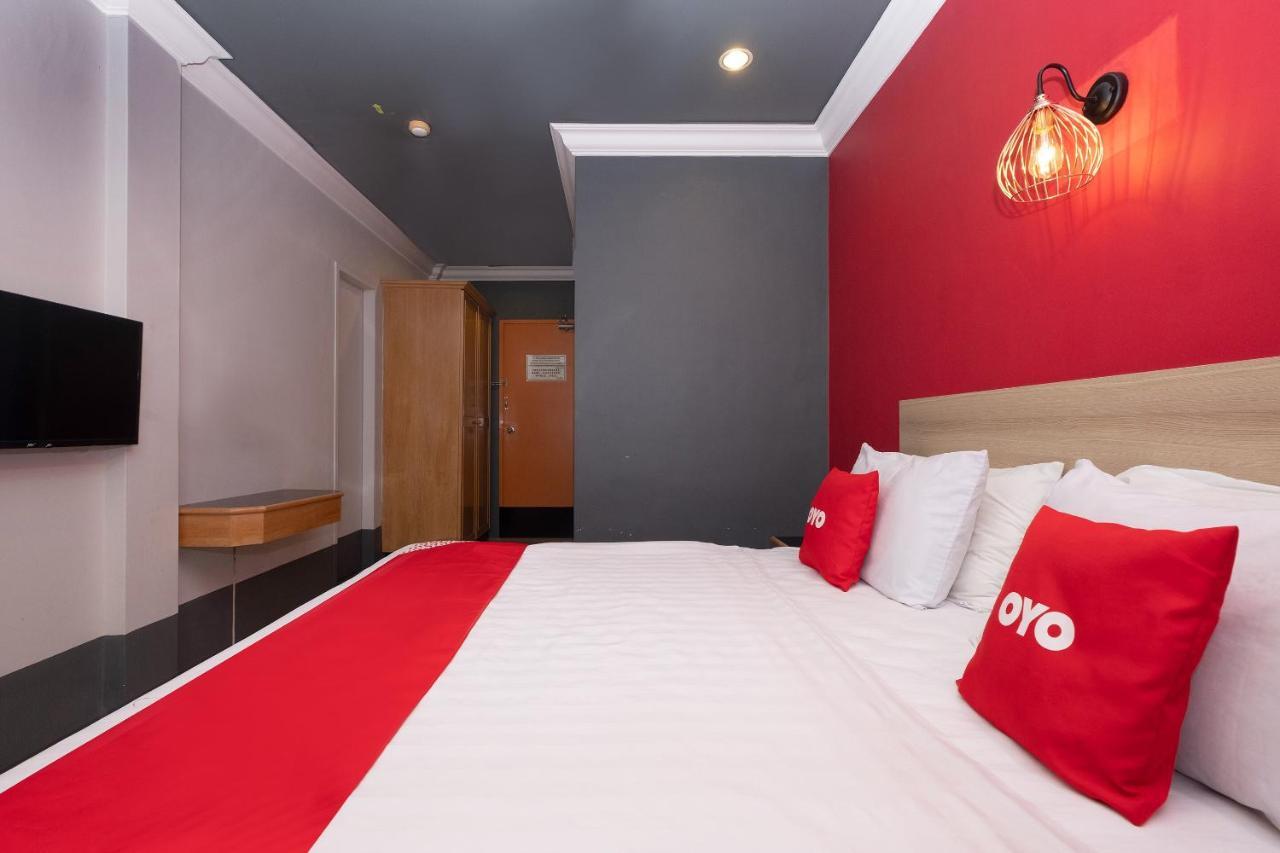 Oyo 90050 V Hotel Телук Интан Екстериор снимка