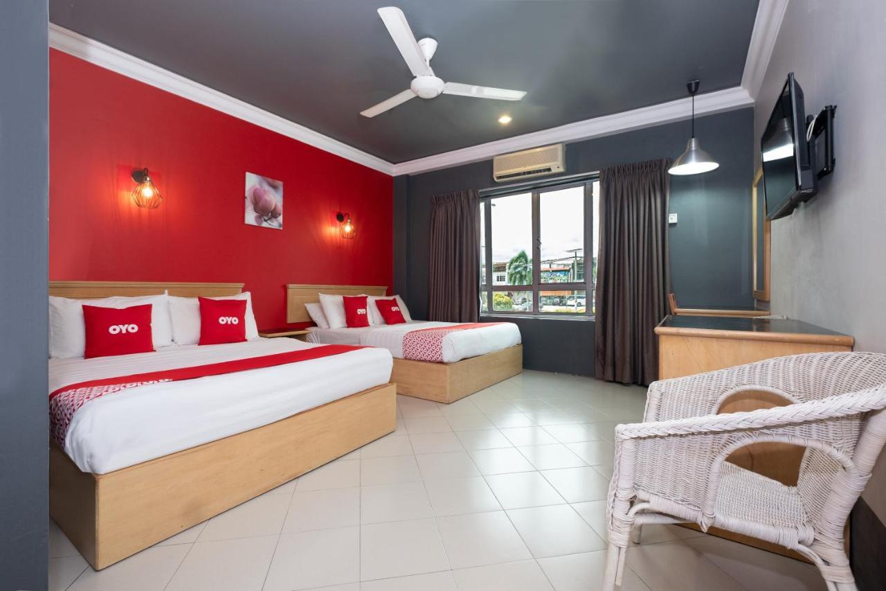 Oyo 90050 V Hotel Телук Интан Екстериор снимка