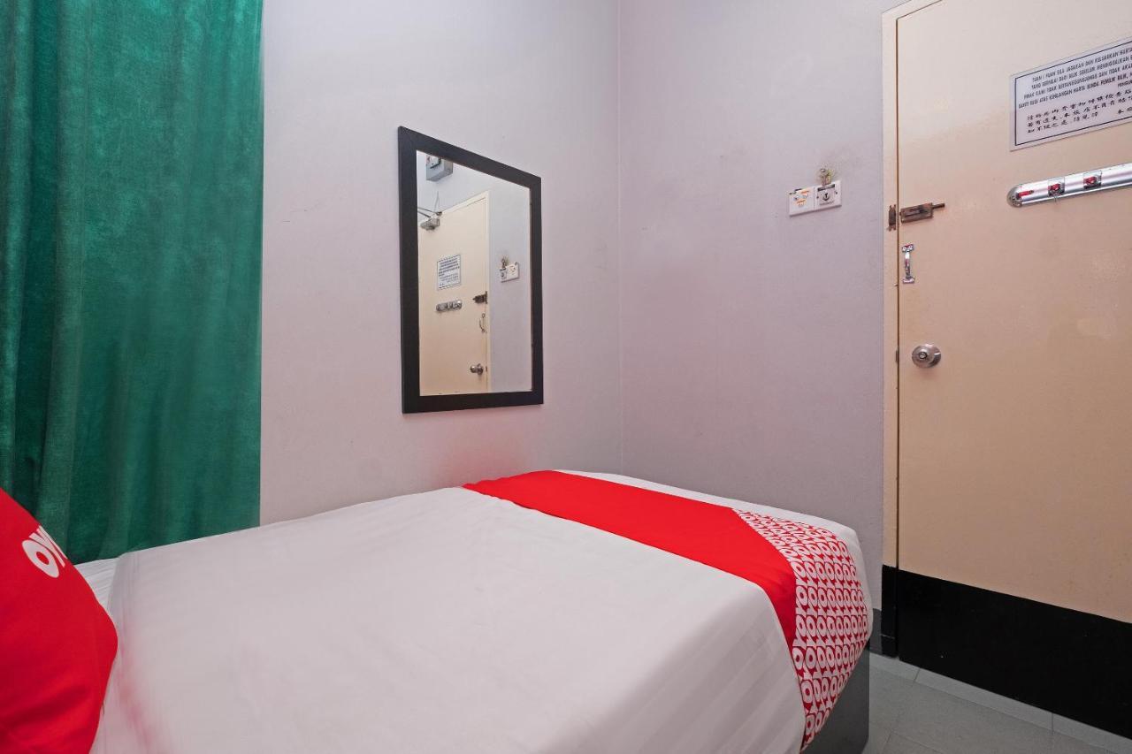 Oyo 90050 V Hotel Телук Интан Екстериор снимка