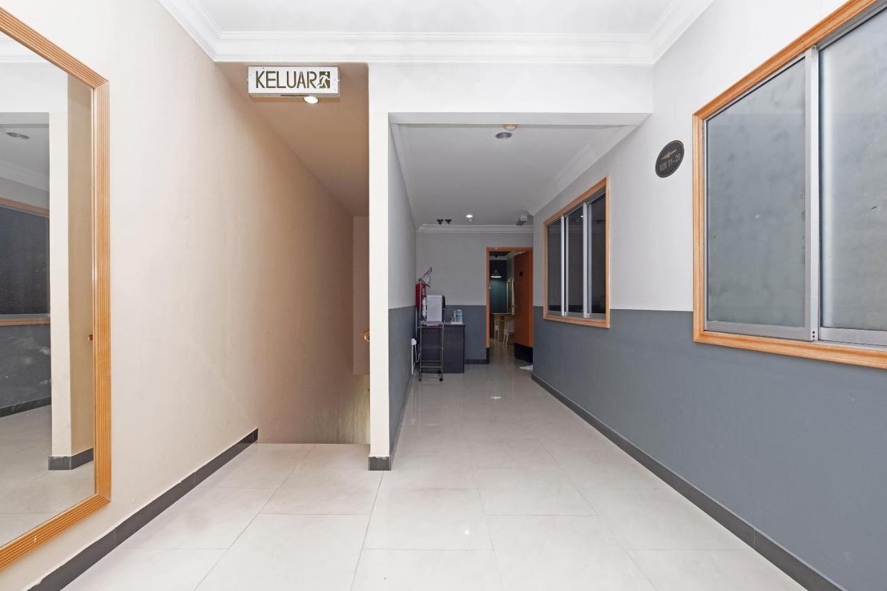 Oyo 90050 V Hotel Телук Интан Екстериор снимка