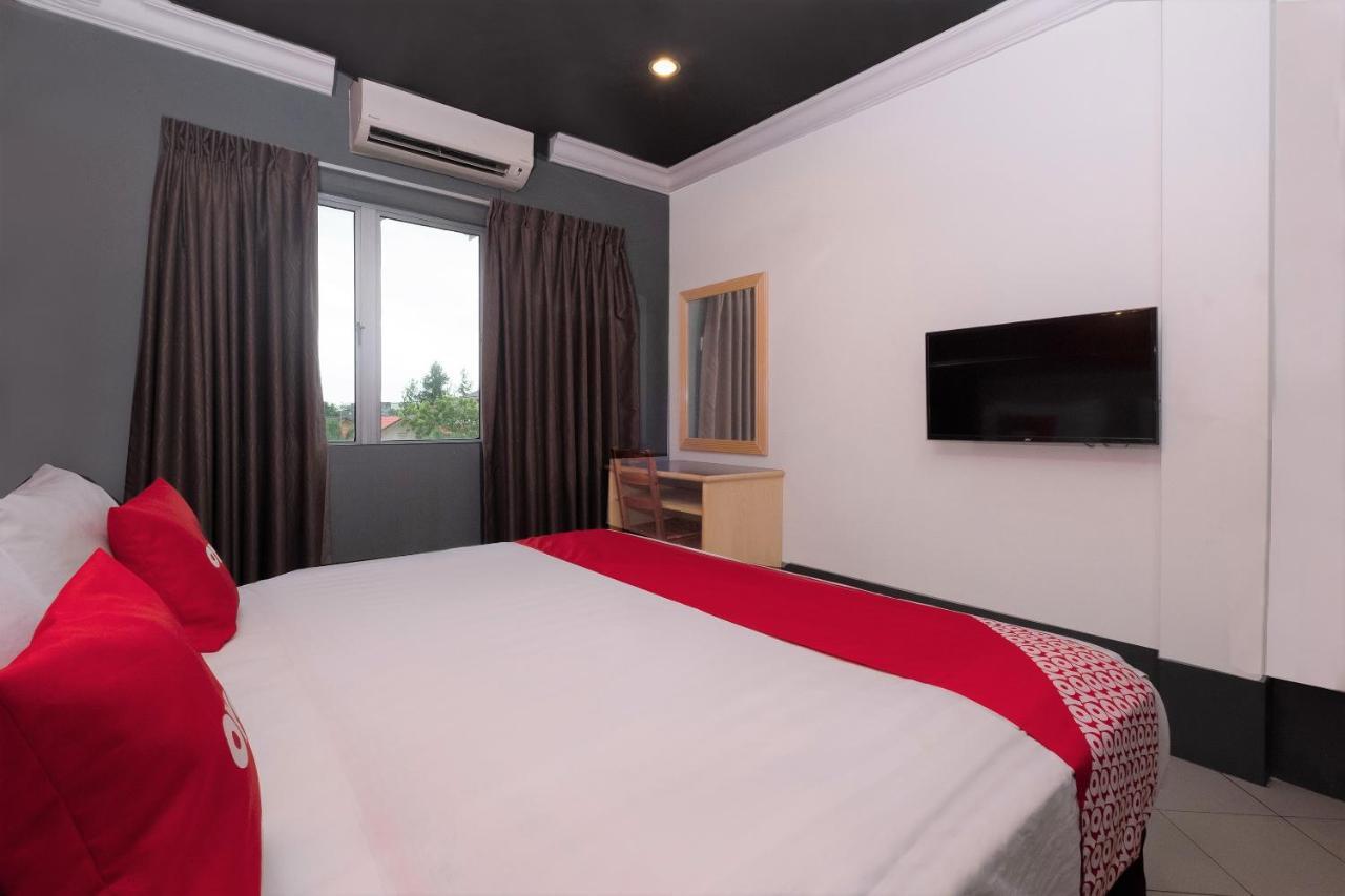 Oyo 90050 V Hotel Телук Интан Екстериор снимка