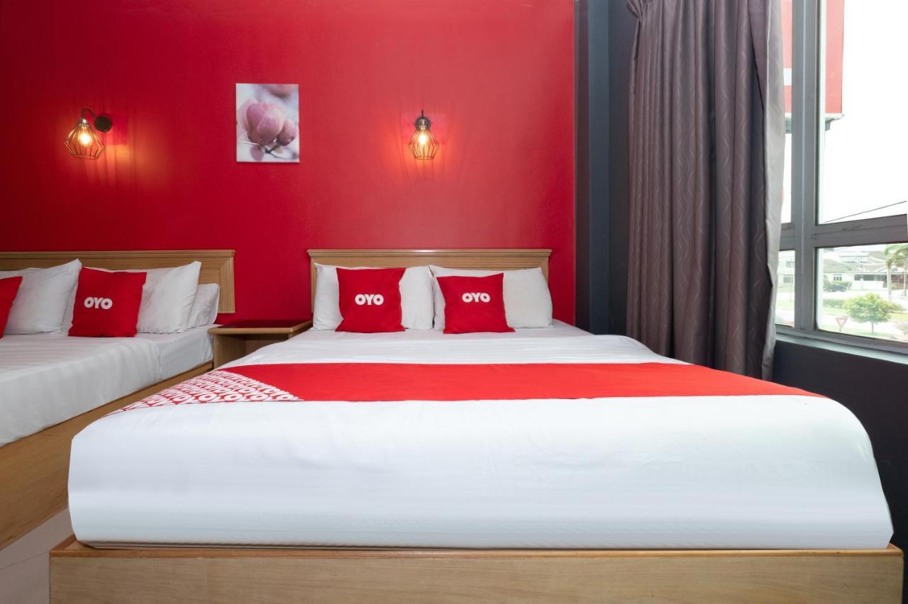 Oyo 90050 V Hotel Телук Интан Екстериор снимка