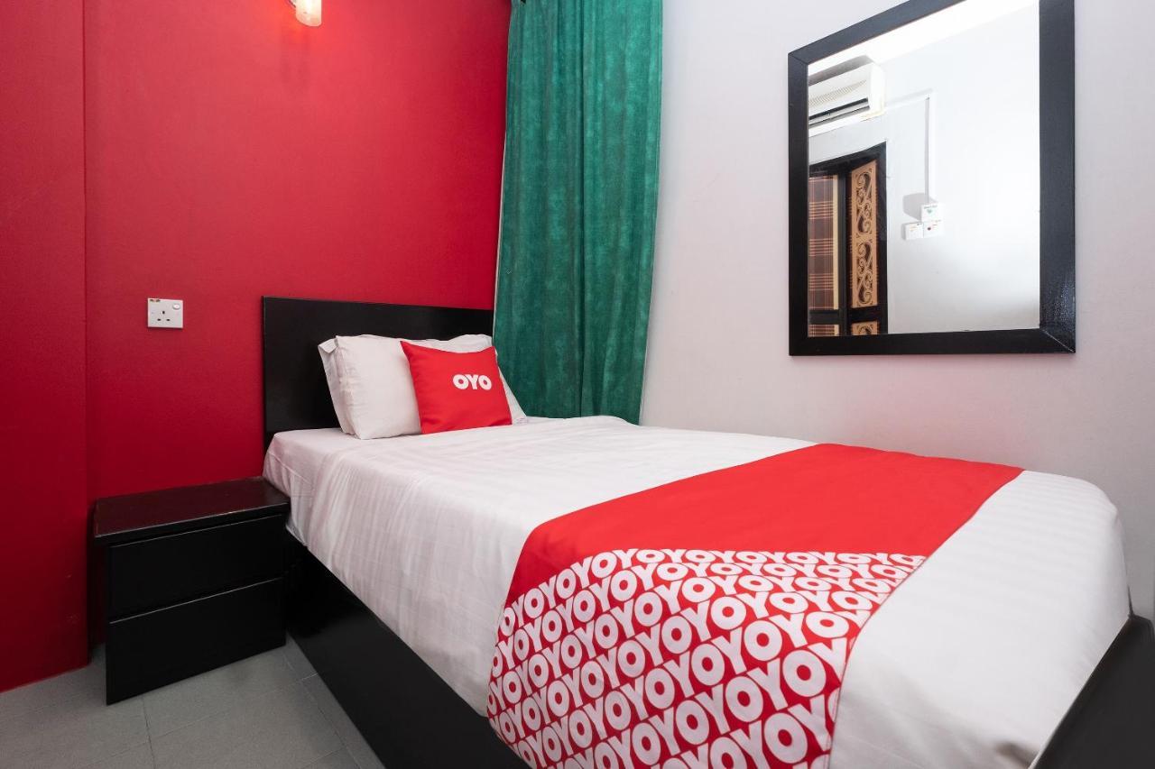 Oyo 90050 V Hotel Телук Интан Екстериор снимка