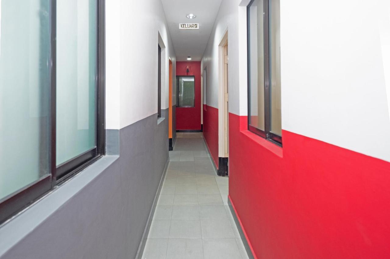Oyo 90050 V Hotel Телук Интан Екстериор снимка